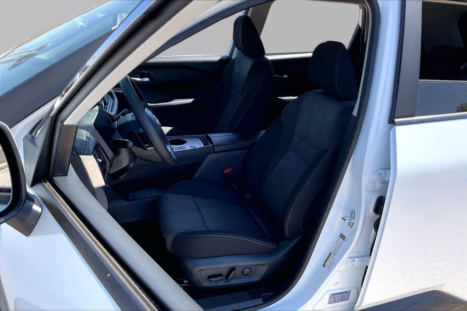 Used 2025 Everest White P Nissan SV image 8