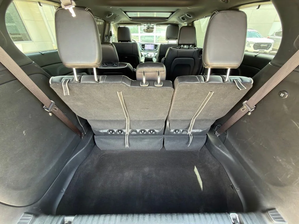 Used 2025 White Chrysler Limited image 18