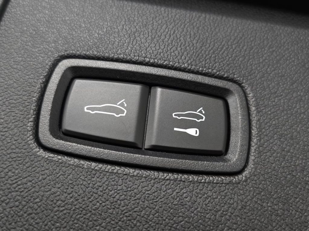 Certified Used 2023  Porsche Base image 32