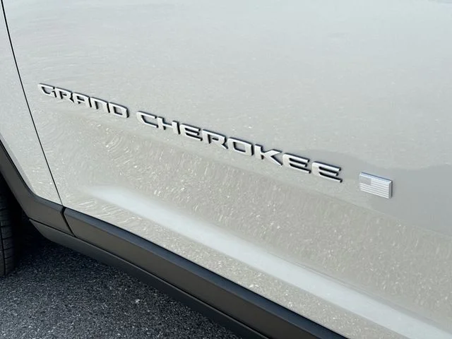 New 2026 Silver Zynith Exterior Paint Jeep Laredo X image 19