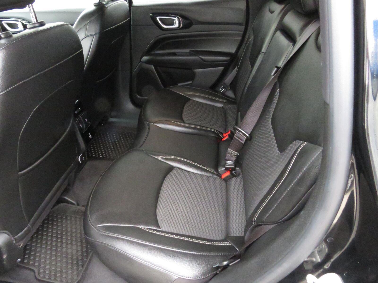 Used 2024 Diamond Black Crystal Pearlcoat Jeep Latitude image 22