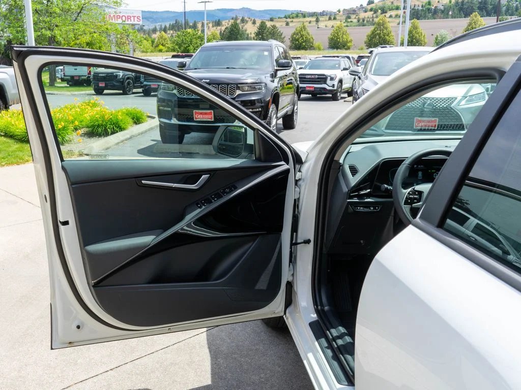 New 2026 Snow White Pearl Kia EX image 15