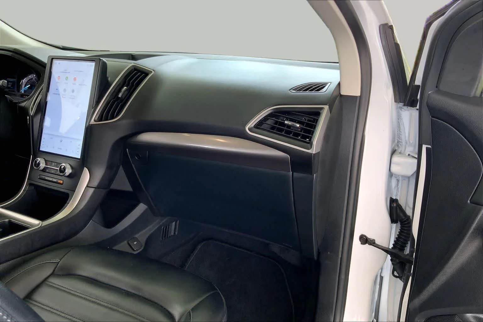Used 2024 Oxford White Ford SEL image 19