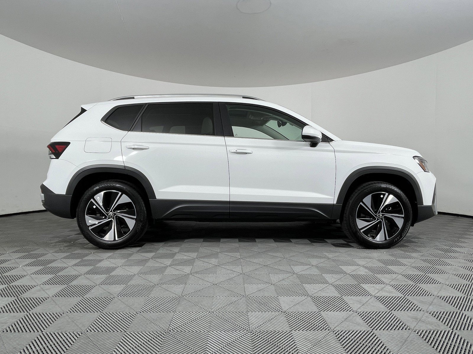 2025 Volkswagen Taos SE - Photo 18