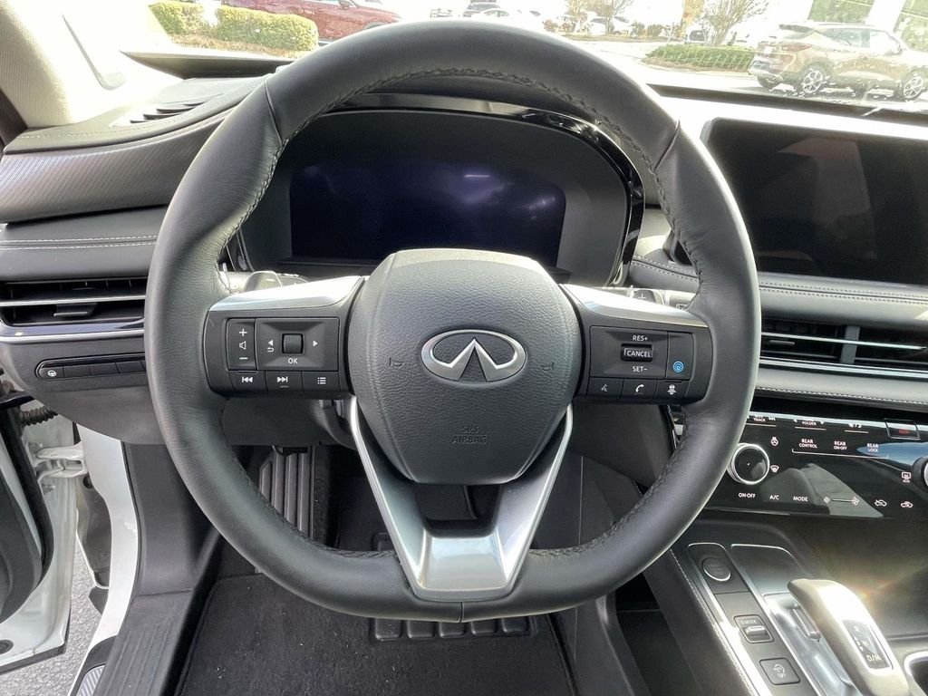 Used 2025 White INFINITI LUXE image 19