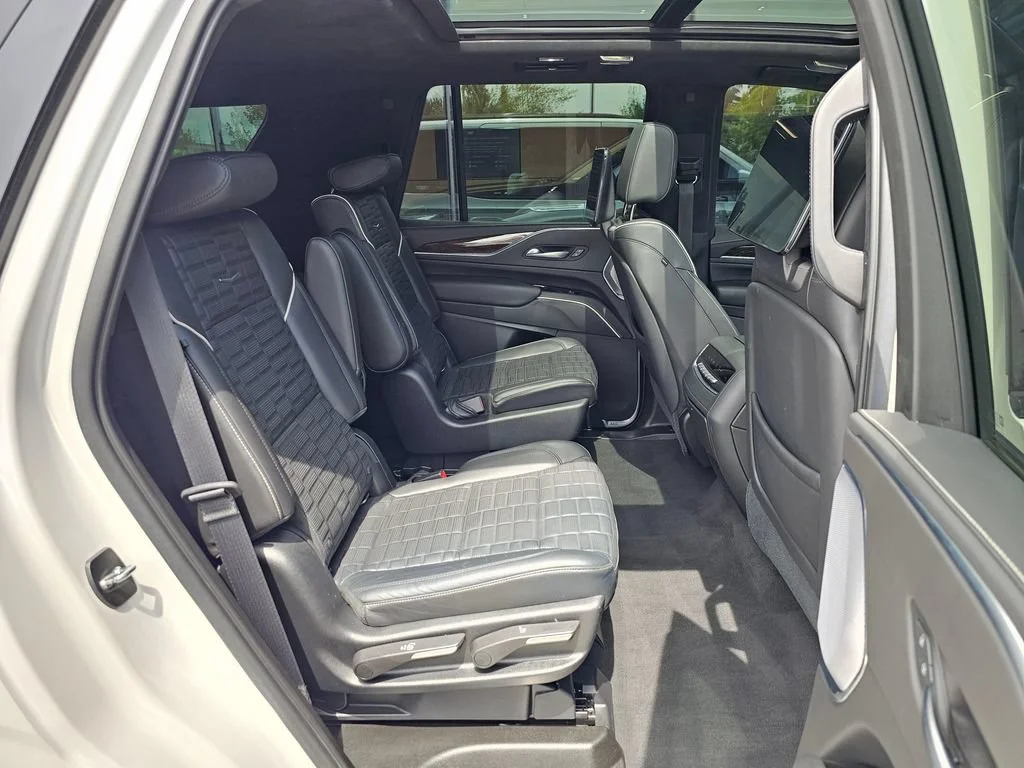 Used 2021 CRYSTAL WHITE TRICOAT Cadillac Sport Platinum image 12