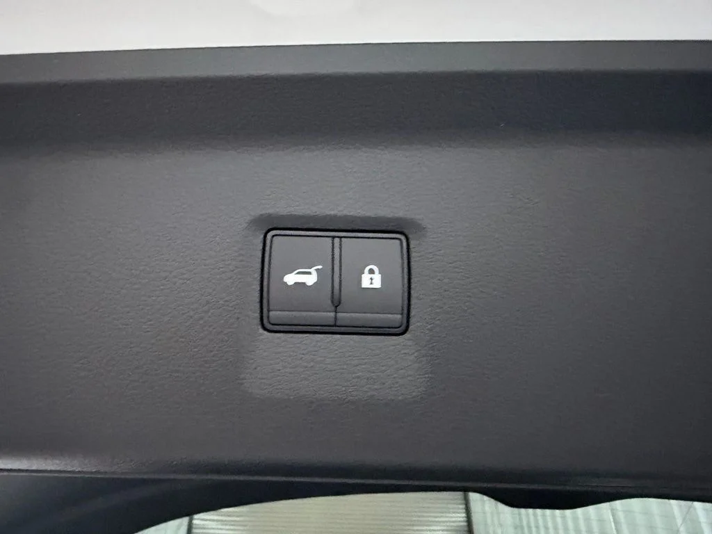 New 2027 2T RAD WHT INFINITI Sport AWD image 47