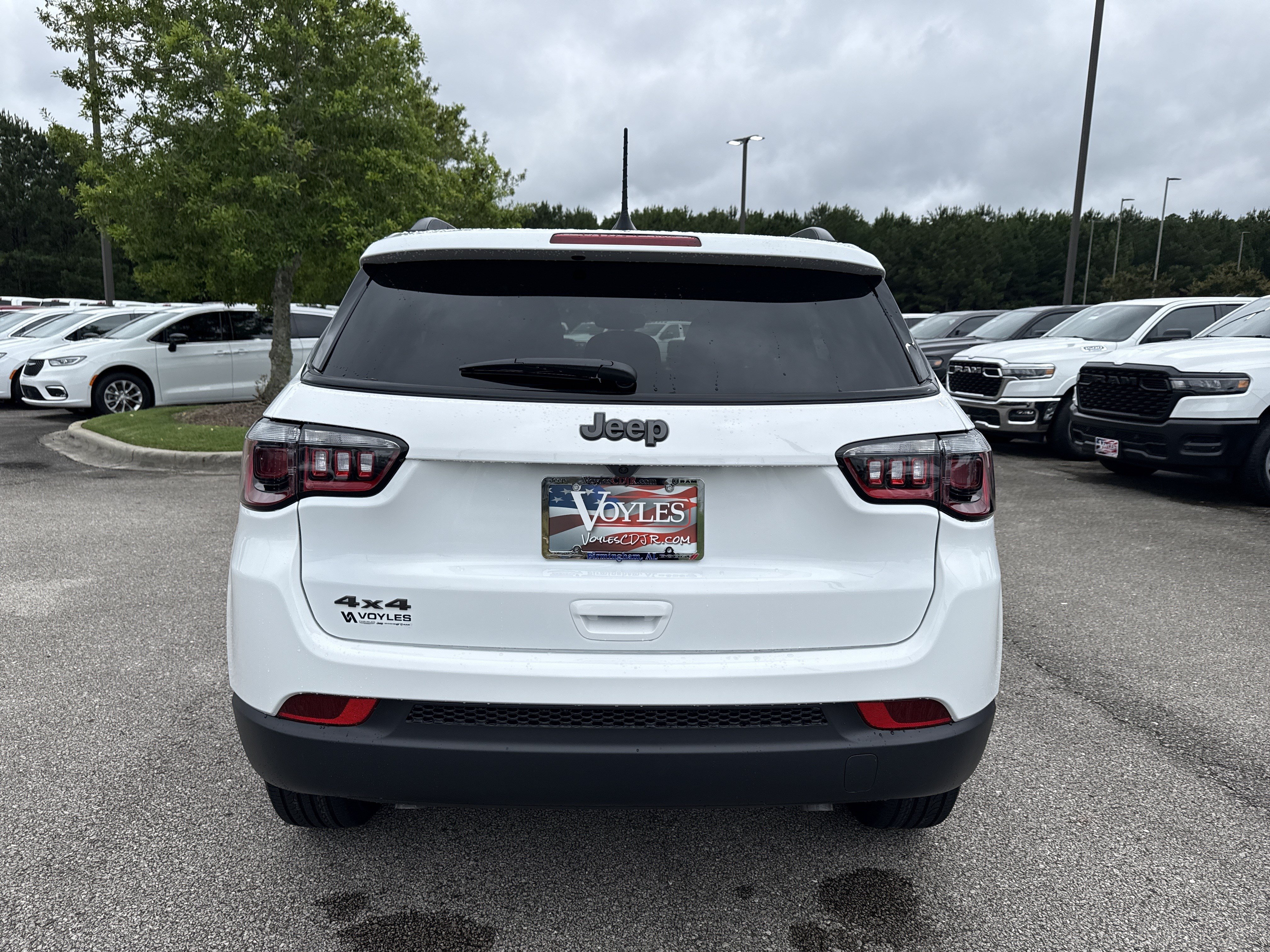 New 2026 Bright White Clear-Coat Exterior Paint Jeep Latitude image 6