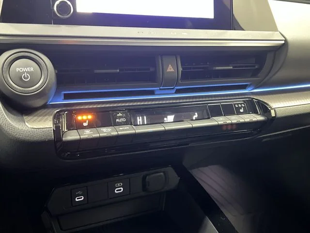 New 2026 Wind Chill Pearl <sup>1</sup> Toyota  XLE AWD image 18