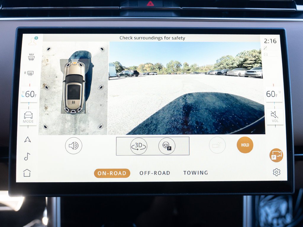 Used 2025  Land Rover SE image 30