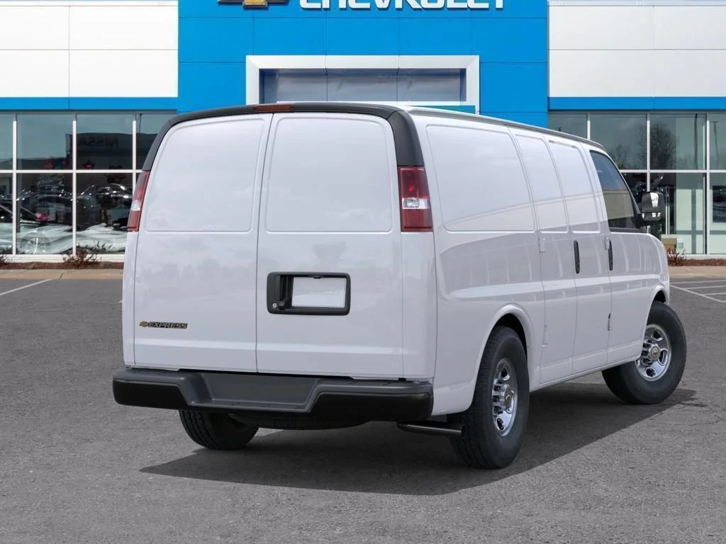 New 2026 Summit White Chevrolet WT image 4