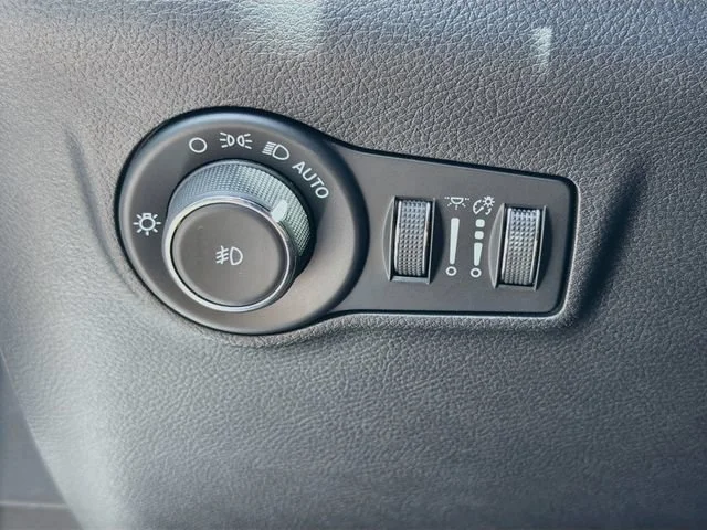 Used 2022 Bright White Clearcoat Jeep Latitude image 31