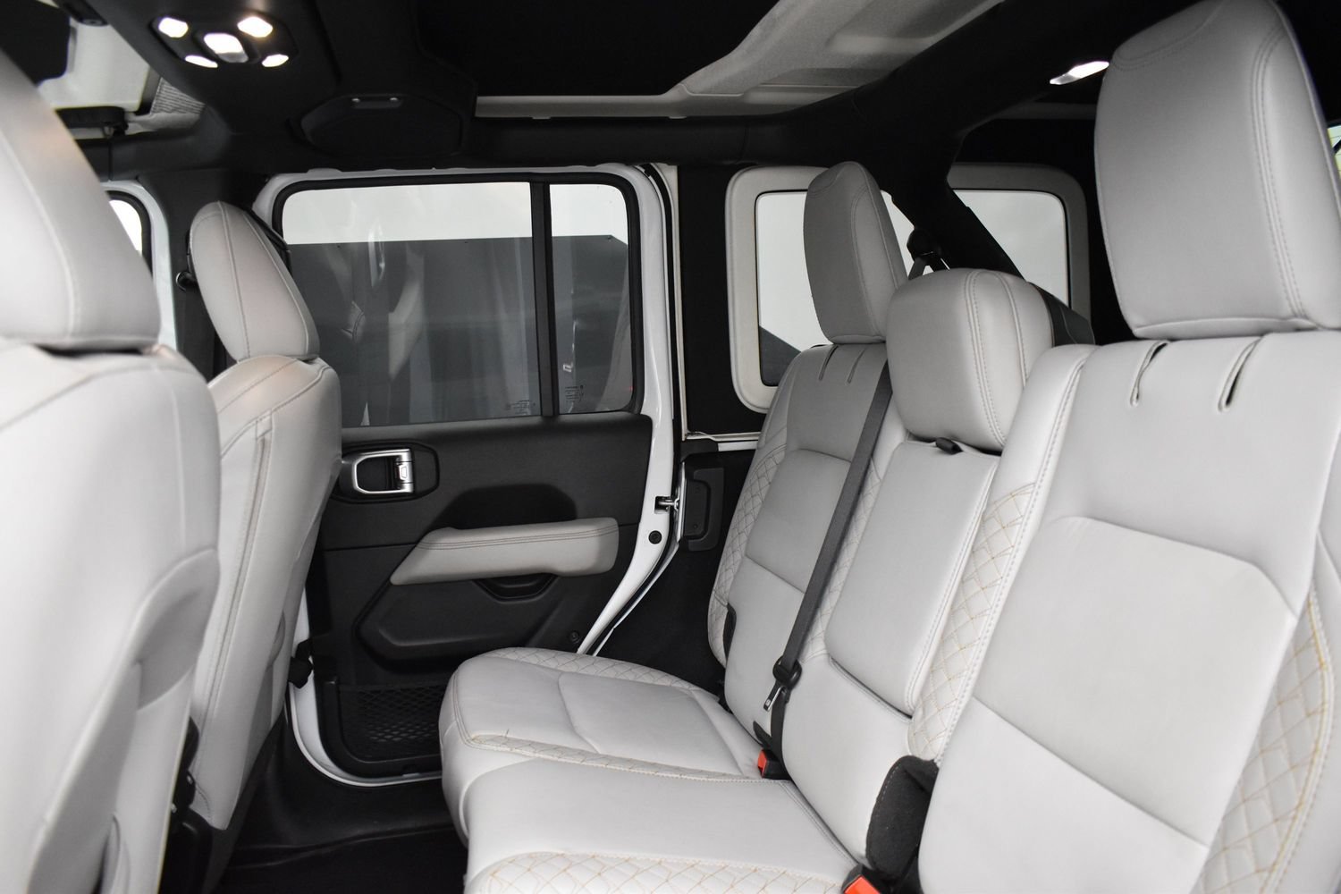 Used 2022 Bright White Clearcoat Jeep Unlimited High Altitude image 9