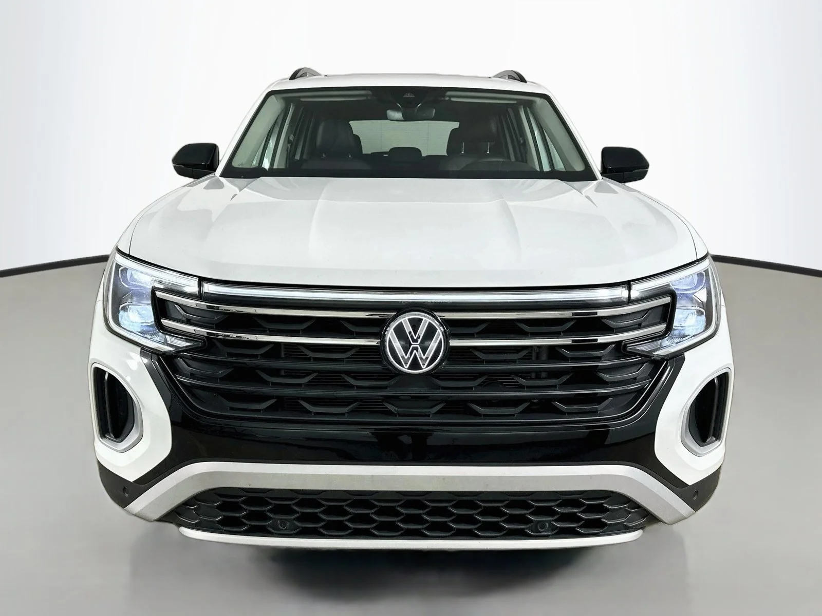 Used 2025  Volkswagen  image 2