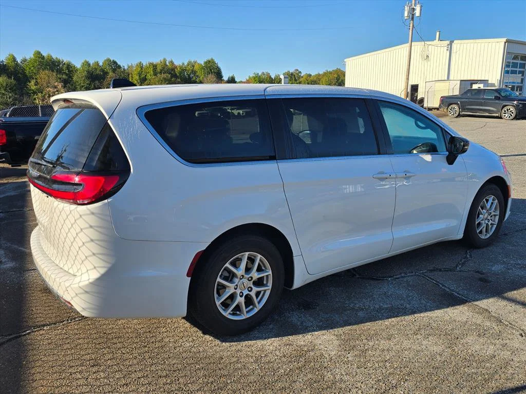 Used 2025 White Chrysler Select image 8