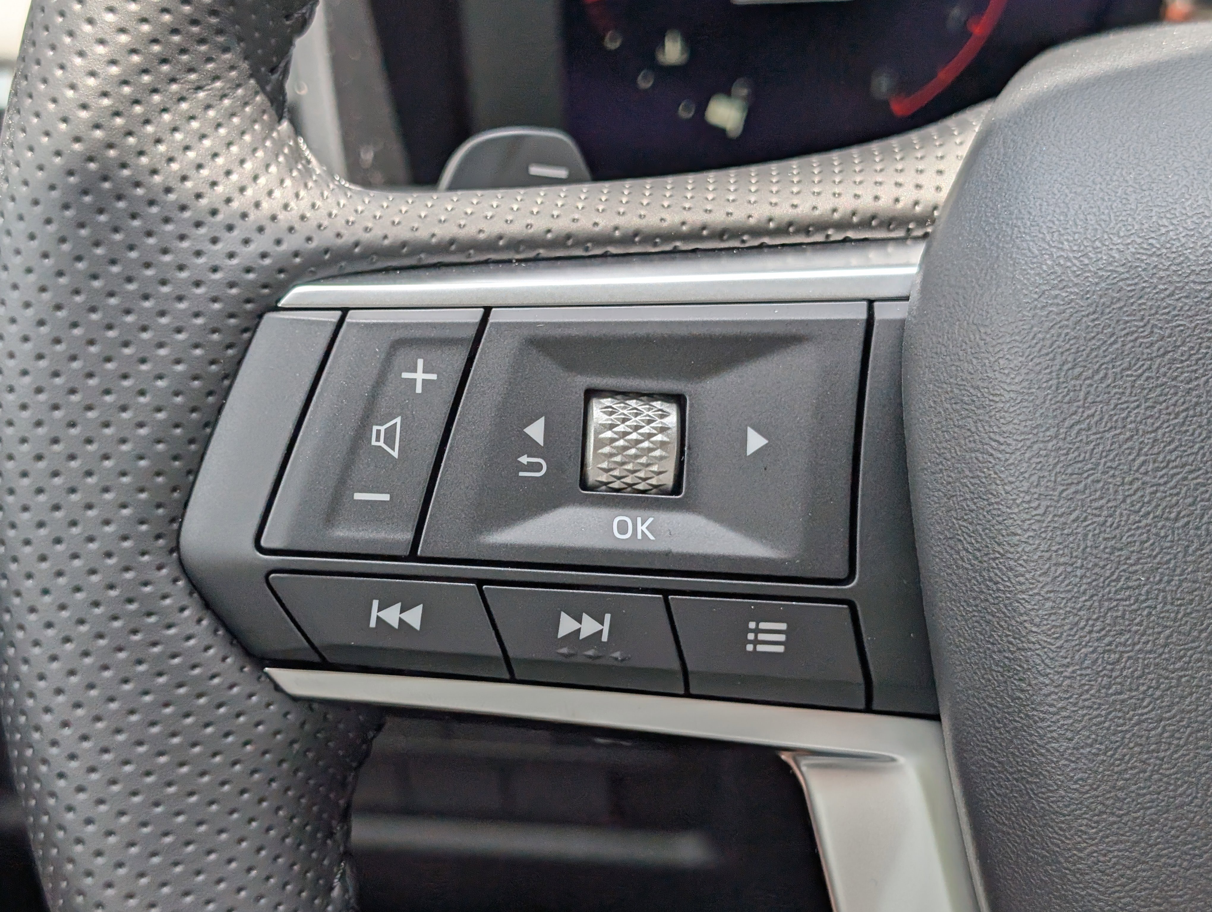 Used 2025 White Diamond Mitsubishi SE image 49