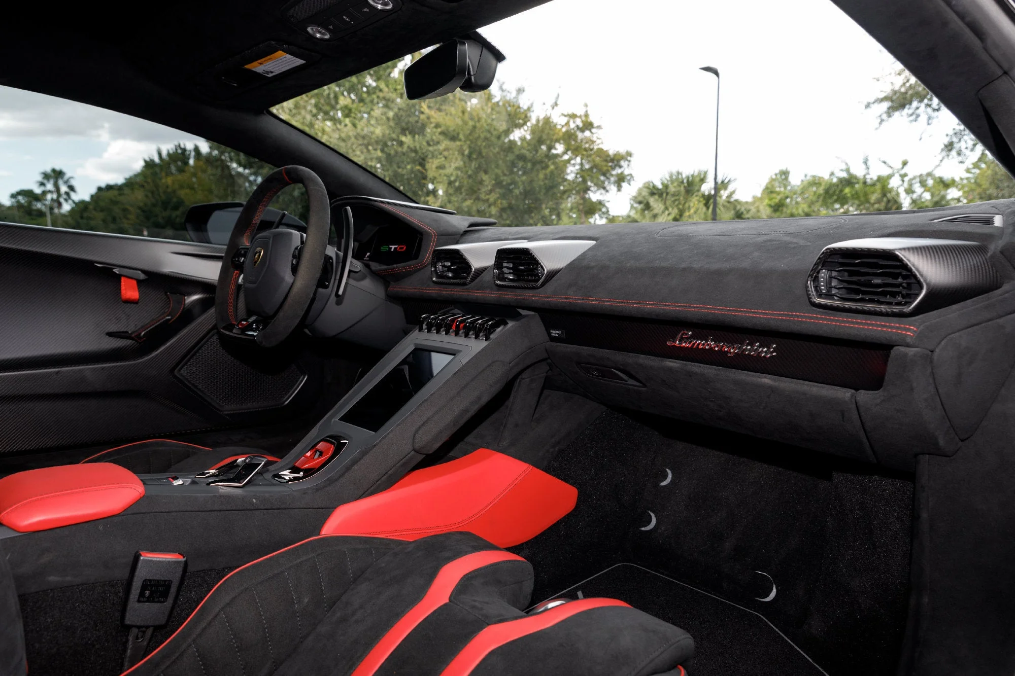 Used 2021  Lamborghini Base image 39