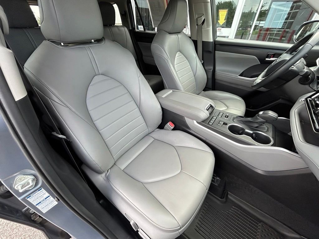 Used 2022 Moon Dust Toyota XLE image 43