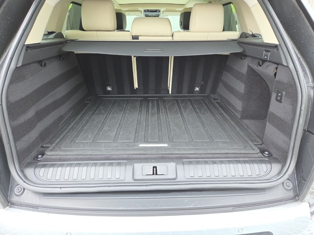 Used 2020 Silicon Silver Premium Metallic Land Rover HSE image 9