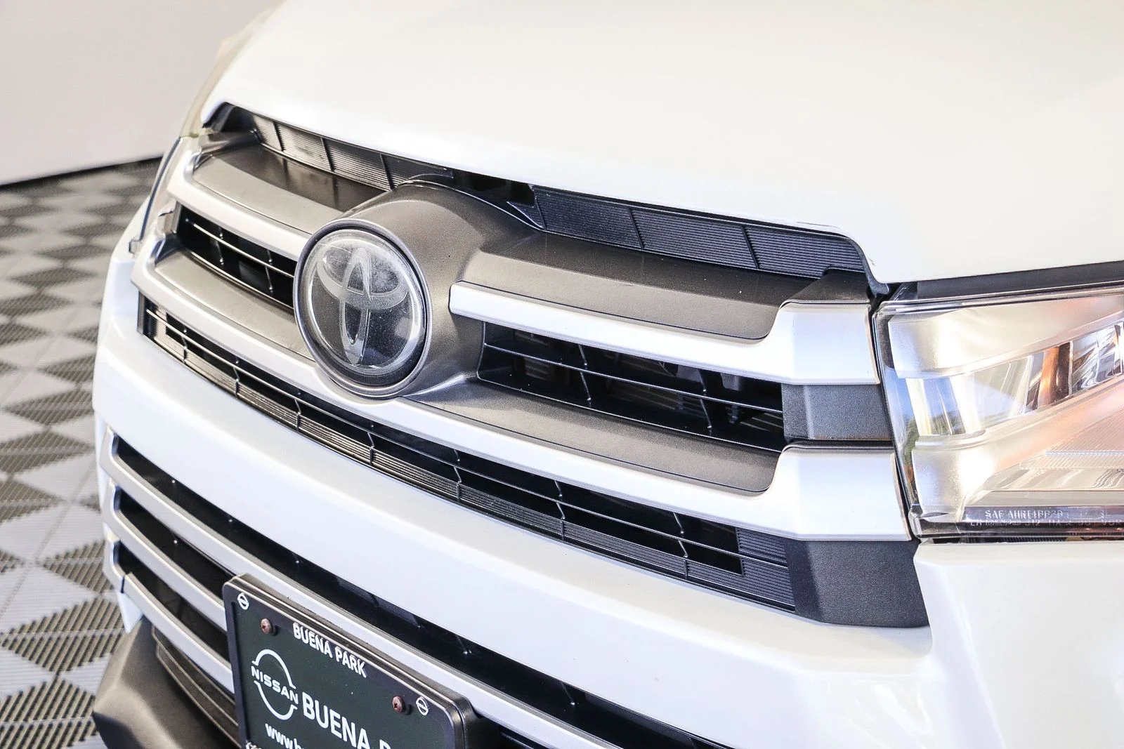 Used 2018 White Toyota XLE image 8