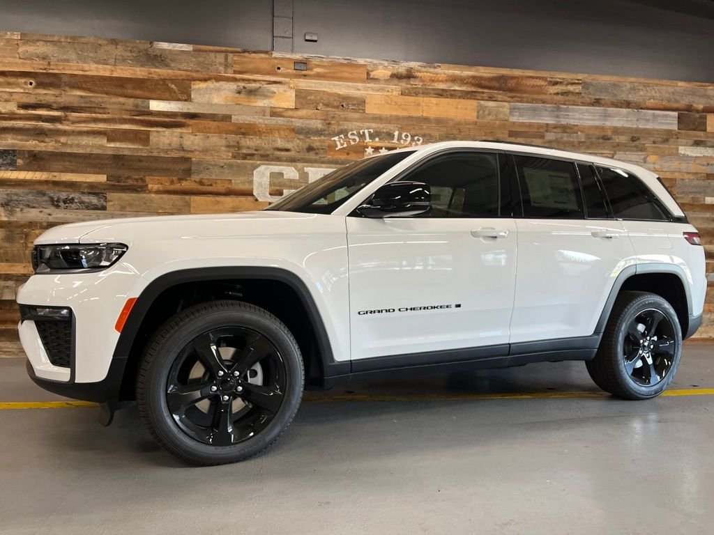 New 2026 Bright White Clear-Coat Exterior Paint Jeep Limited image 15