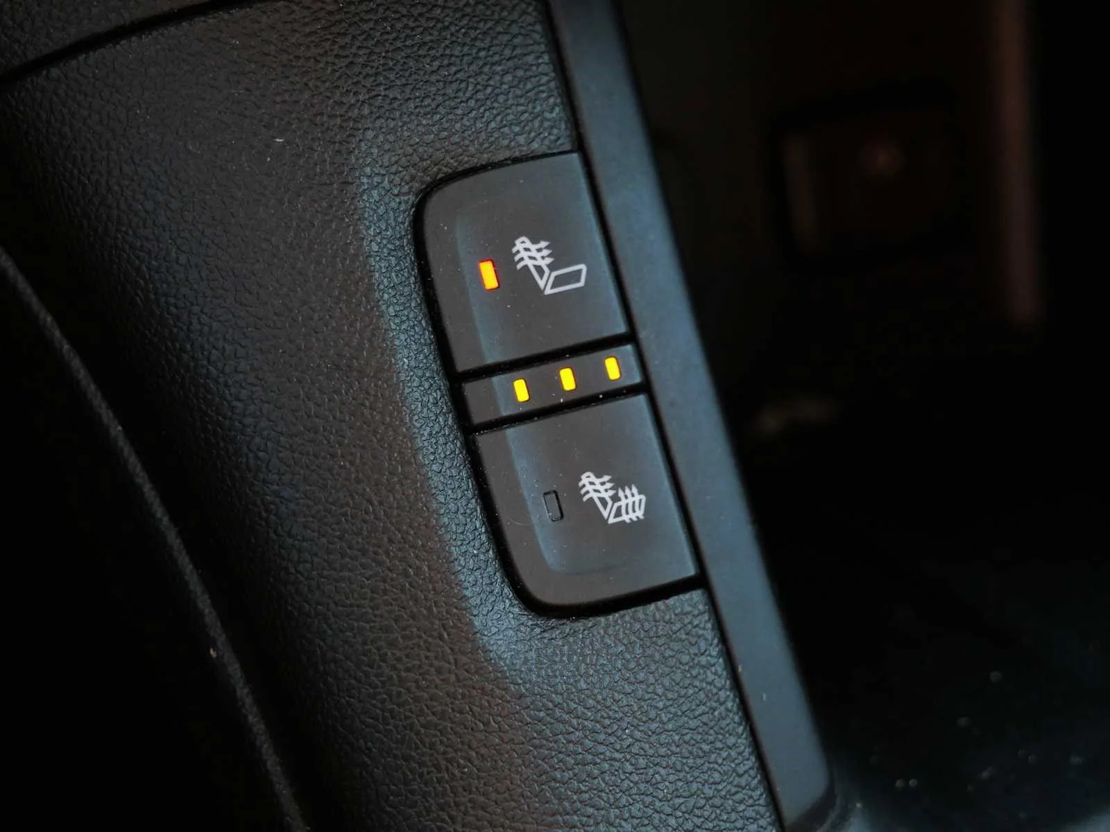 Used 2018 Ebony Twilight Metallic GMC SLE image 28