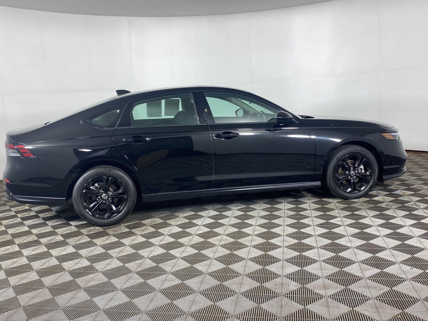Used 2025 Crystal Black Pearl Honda SE image 3