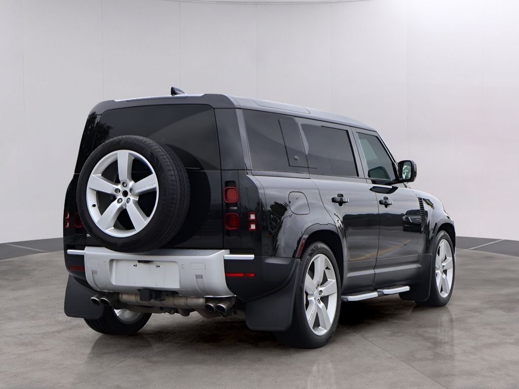 Used 2024 Santorini Black Metallic Land Rover SE image 7