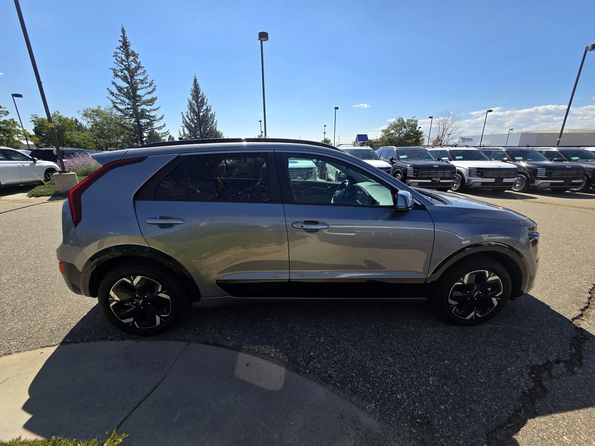 Used 2024 Steel Gray Kia Wind image 17