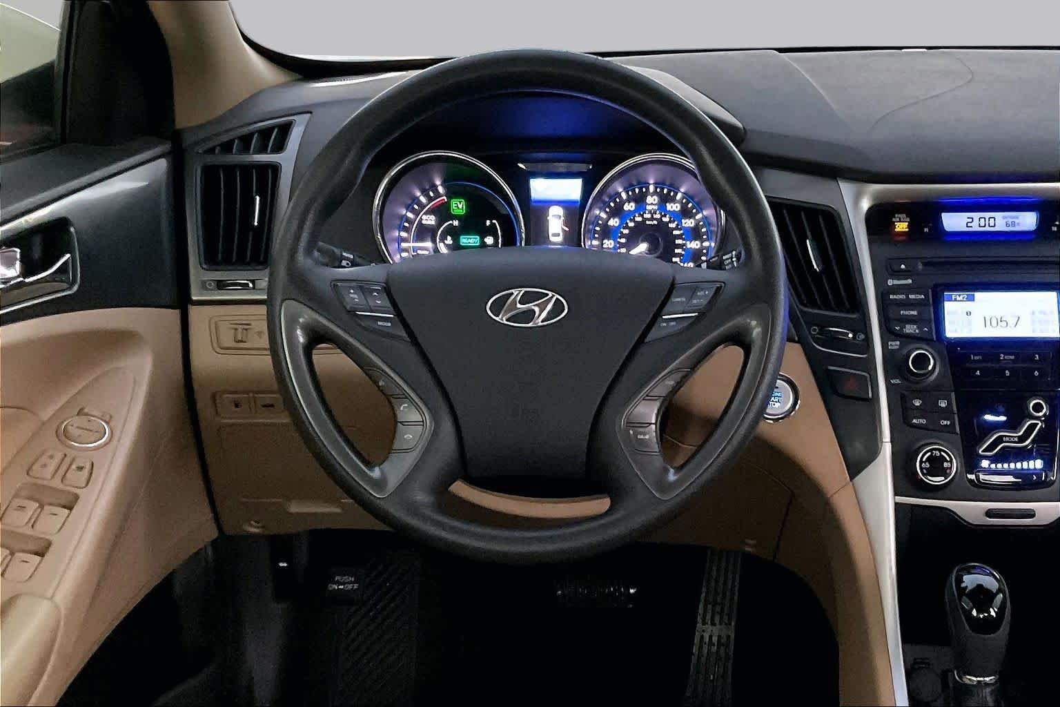 Used 2013 Porcelain White Pearl Hyundai  image 7