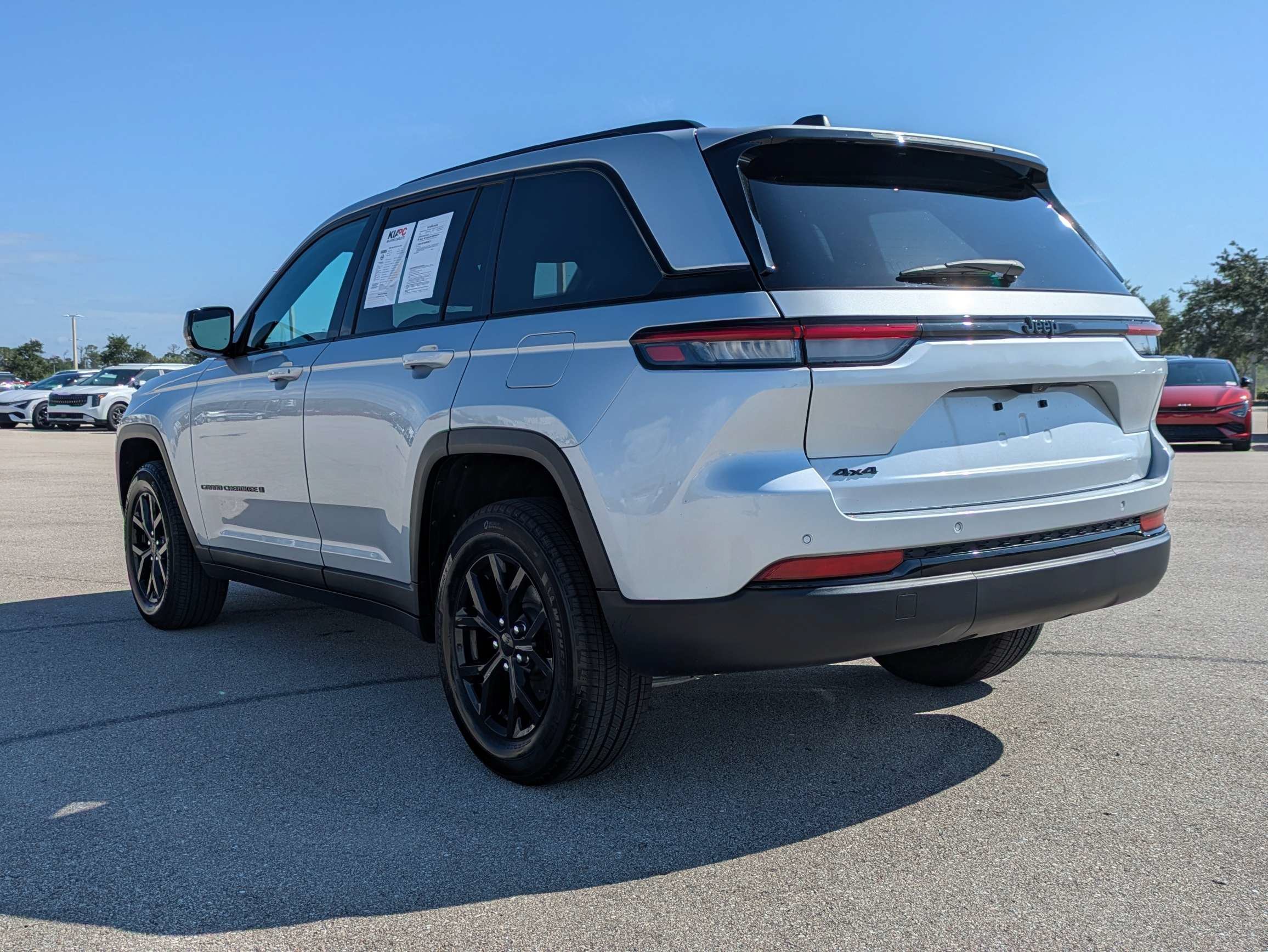 Used 2025 Silver Zynith Jeep Altitude image 7