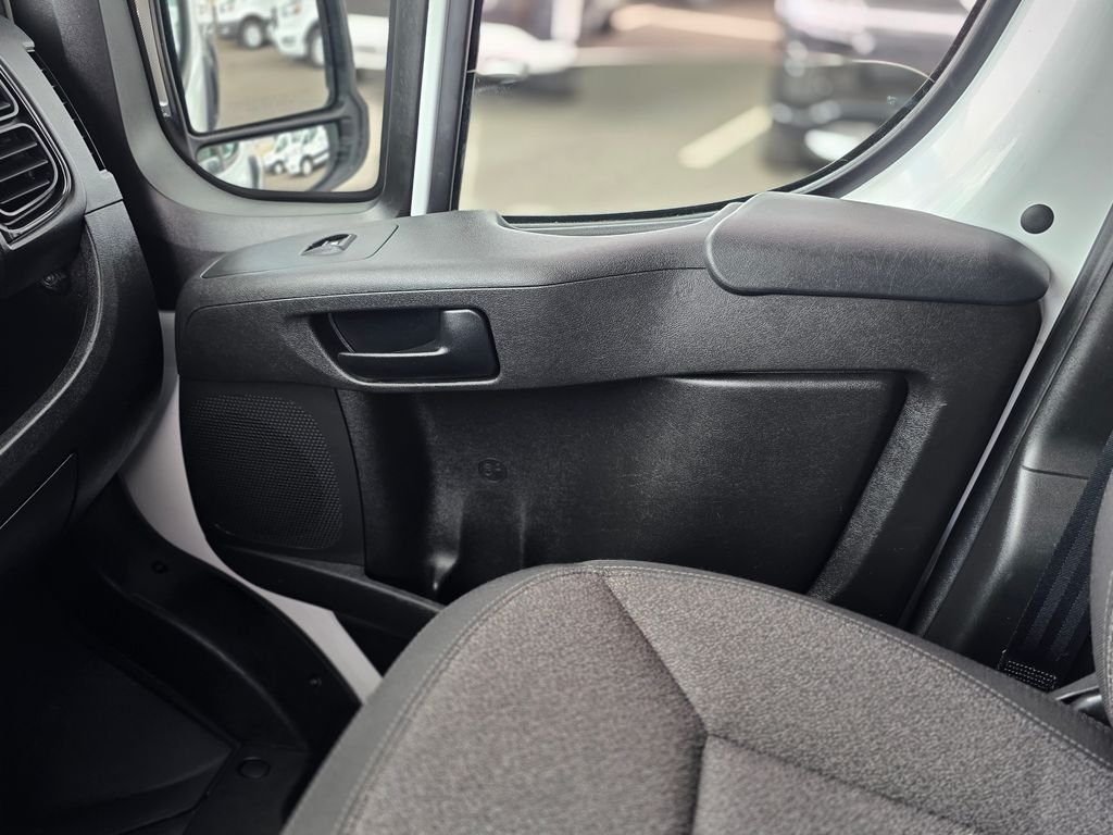 Used 2025 White Ram Base image 21