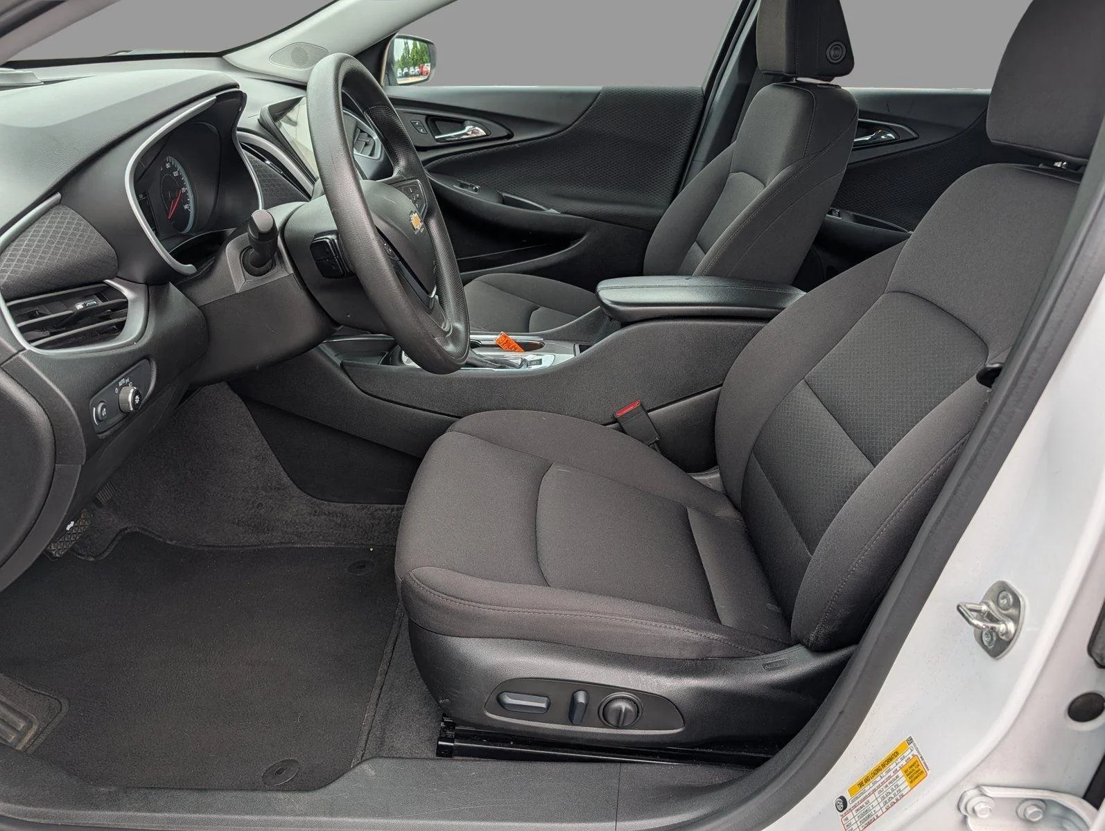 Used 2024 Summit White Chevrolet LT image 10