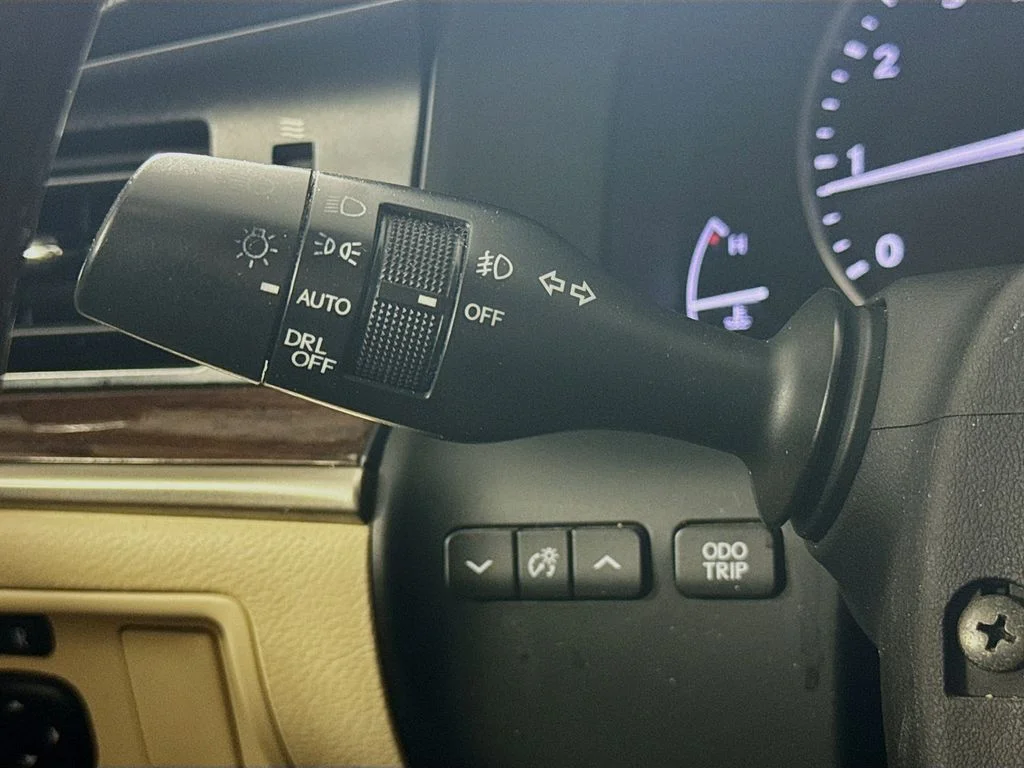 Used 2013 White Lexus 350 image 13