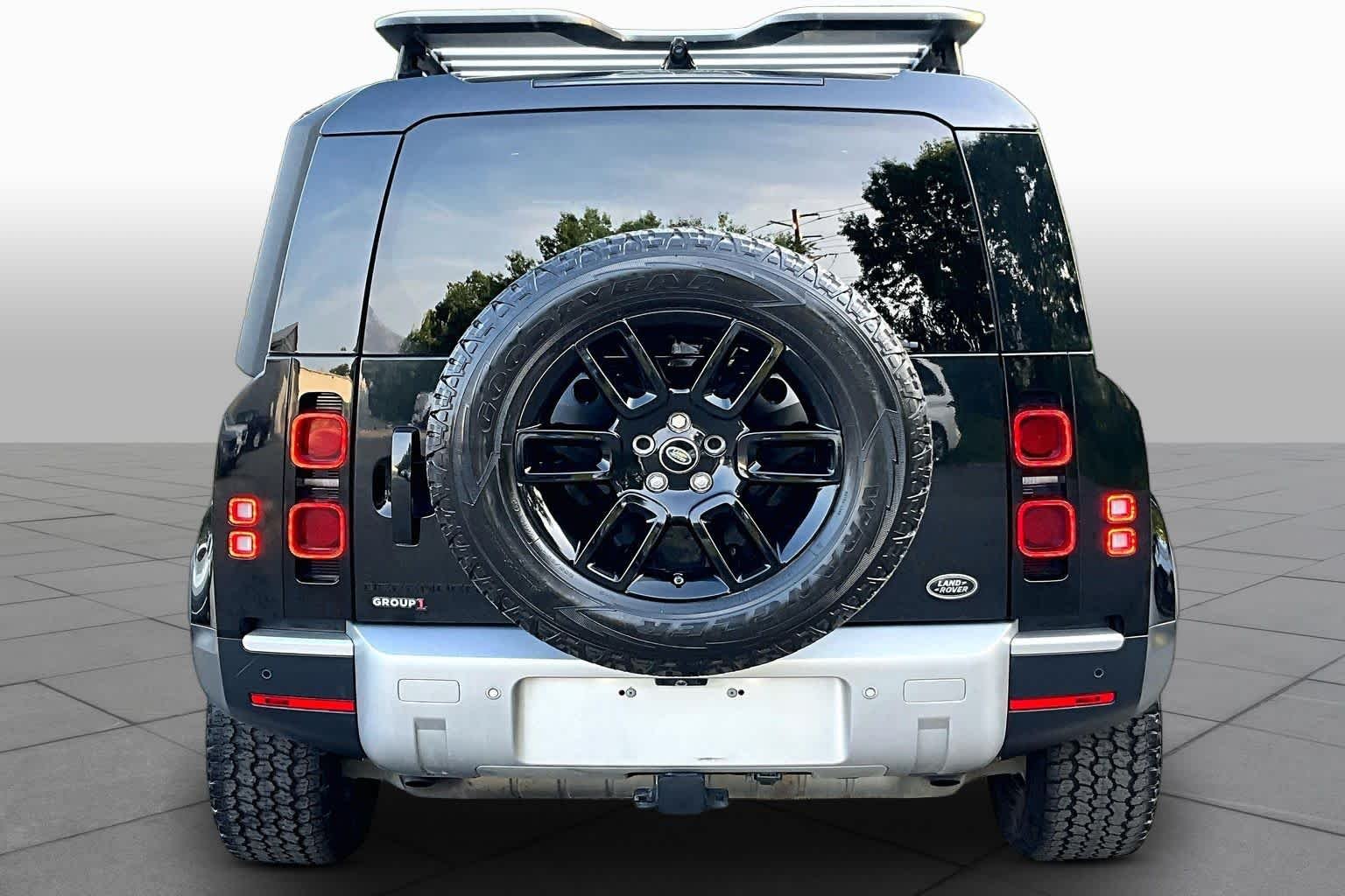 Used 2021 Santorini Black Metallic Land Rover S image 5