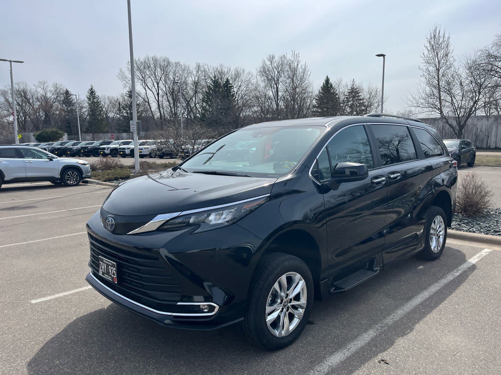 Used 2024 Toyota Sienna XLE with VIN 5TDJRKEC8RS218352 for sale in Golden Valley, Minnesota