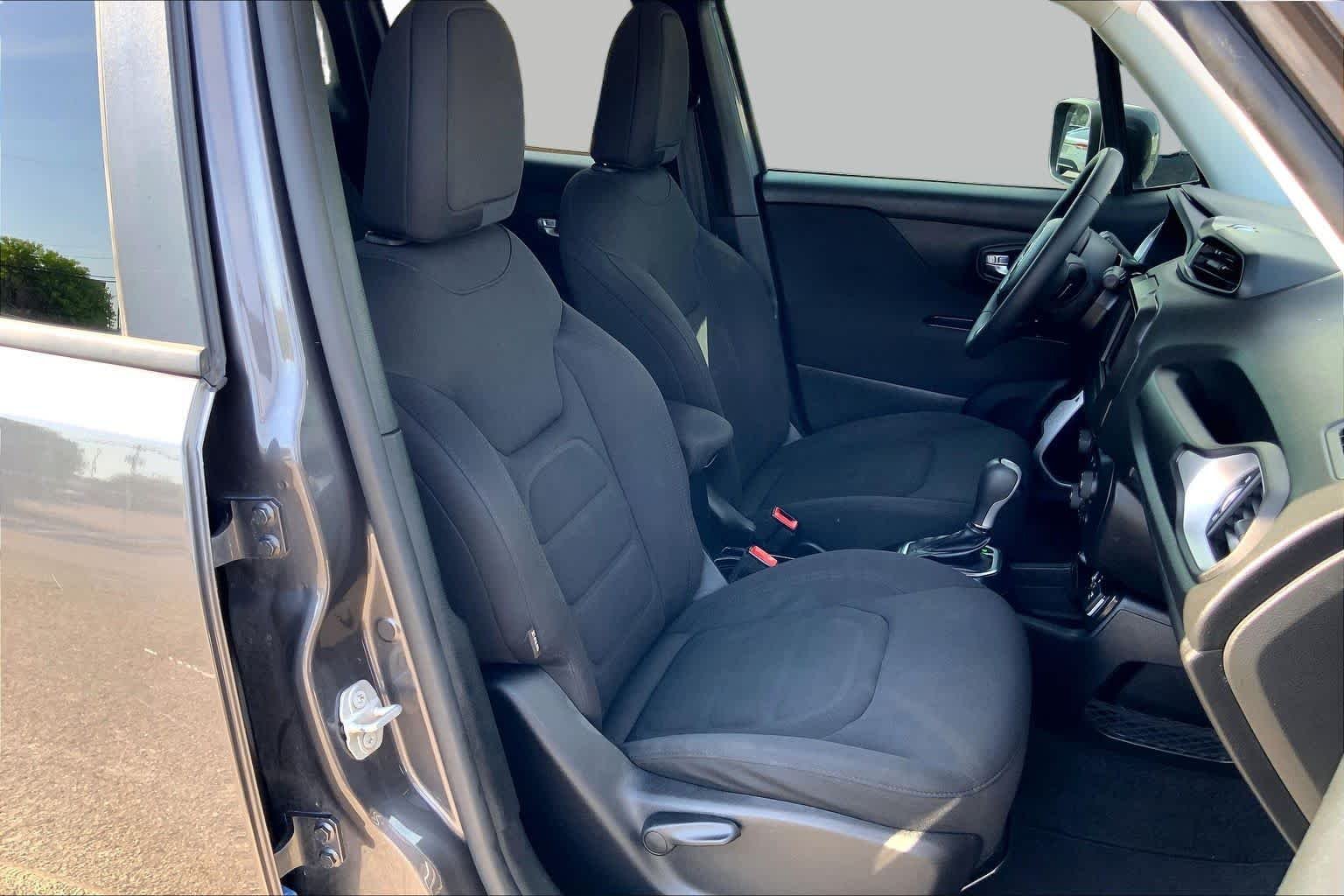 Used 2018 Granite Crystal Metallic Clearcoat Jeep Latitude image 9
