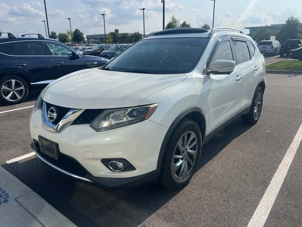 Used 2015 Pearl White Nissan SL image 2