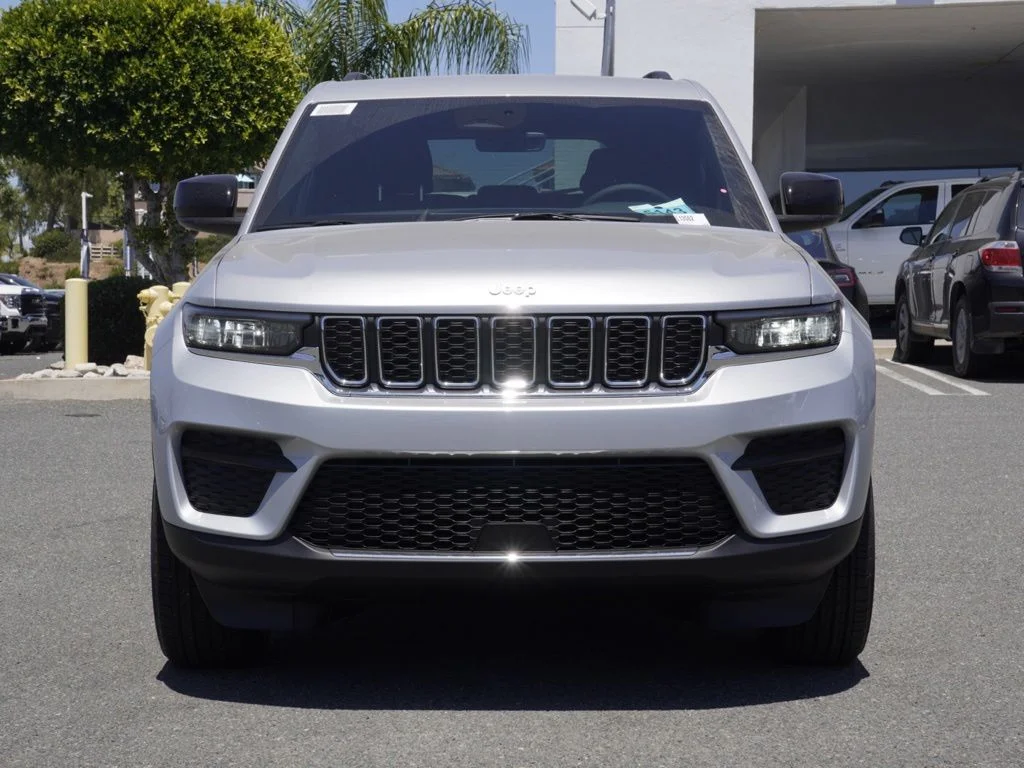New 2026 Silver Zynith Jeep Laredo image 8