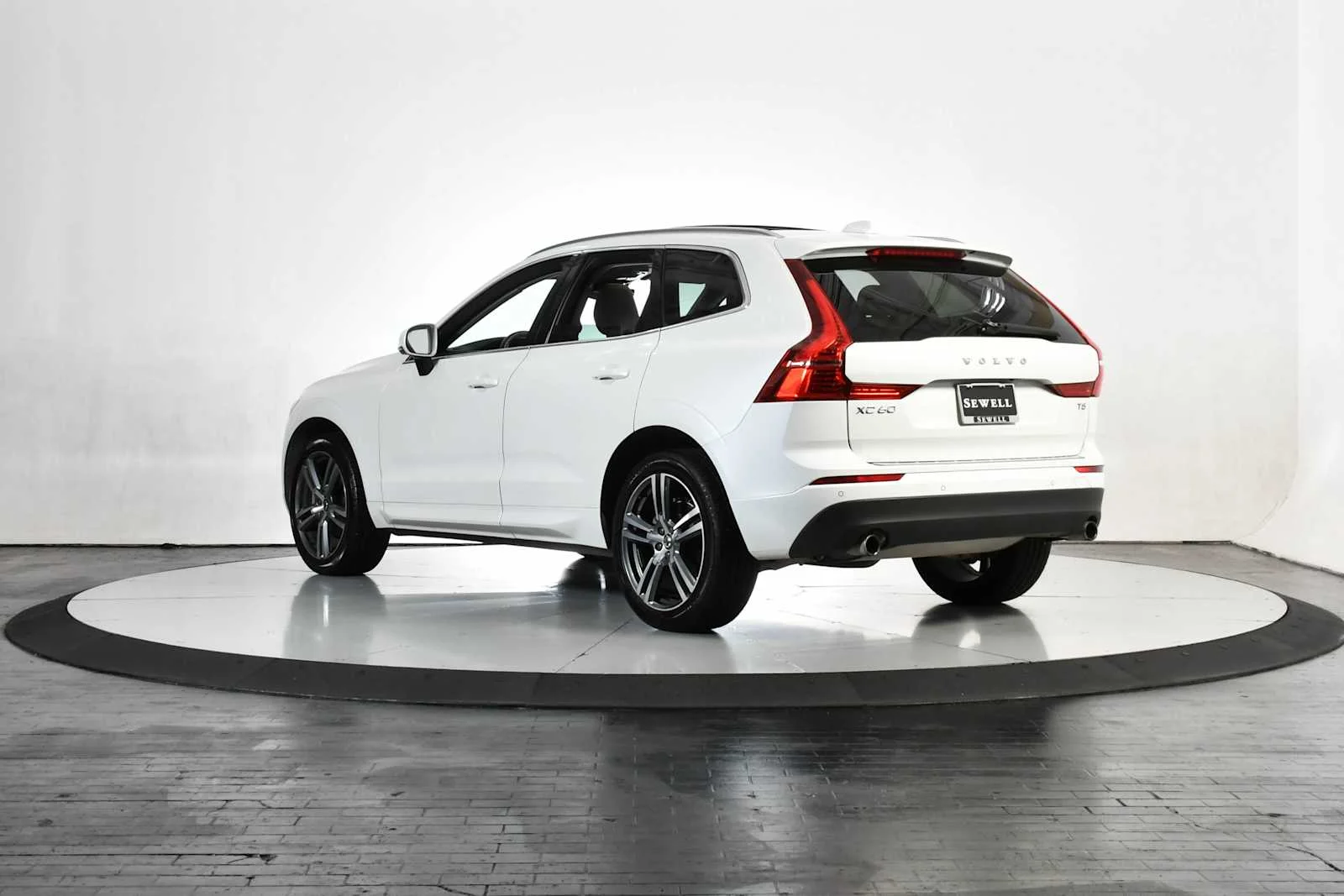 Used 2021 Crystal White Metallic Volvo Momentum image 3