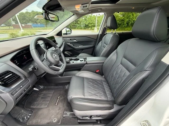 Used 2023 Pearl White Nissan Platinum image 11