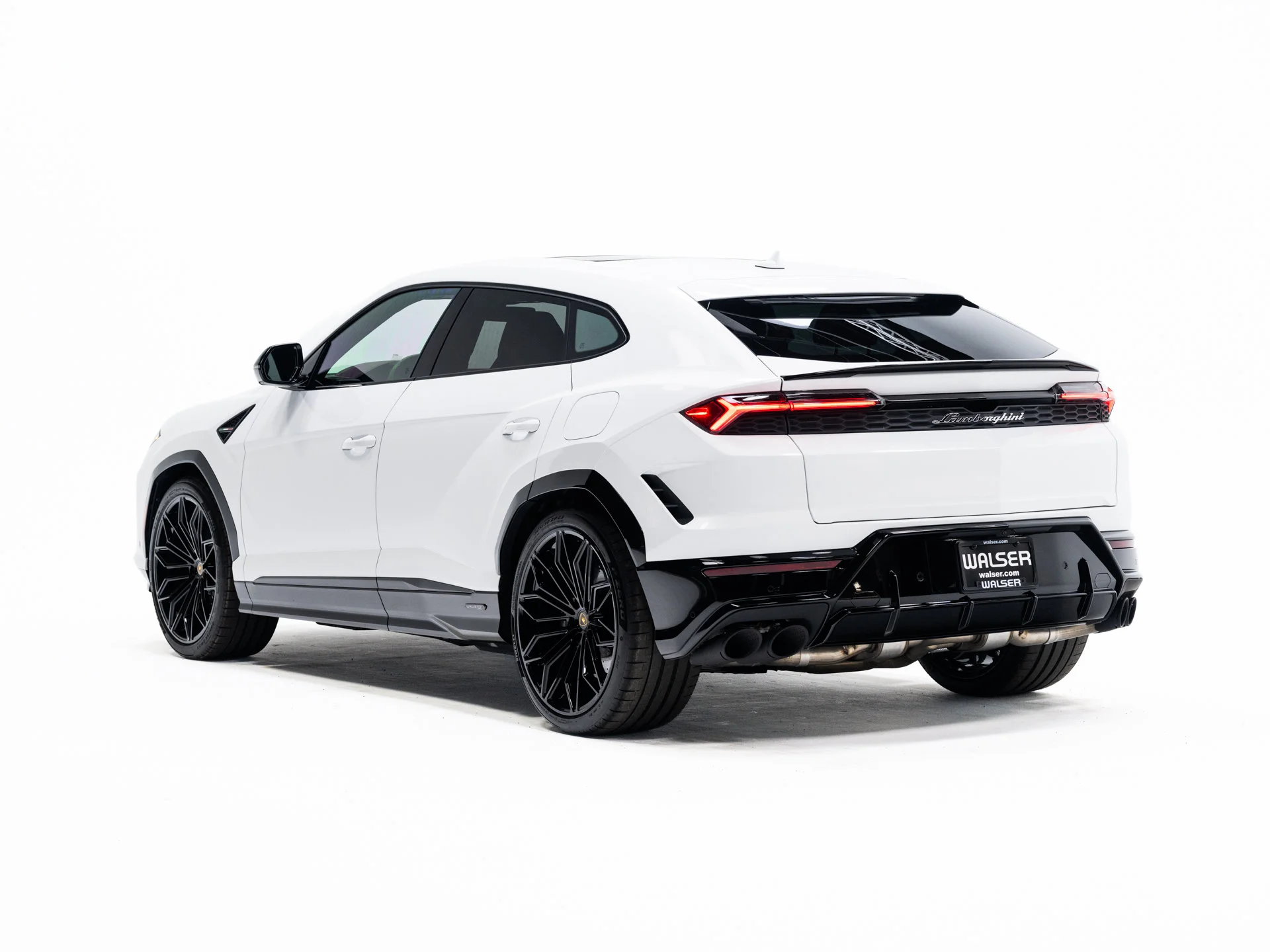 Used 2025  Lamborghini SE image 3
