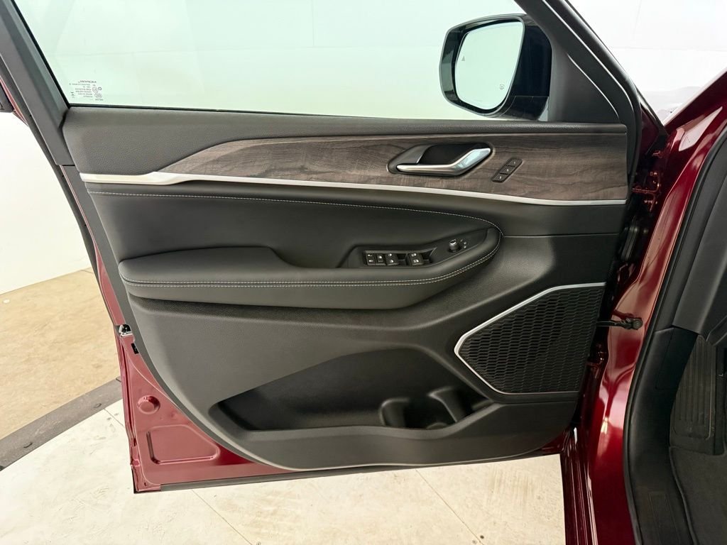 New 2026 Velvet Red Pearl-Coat Exterior Paint Jeep Limited Reserve image 10