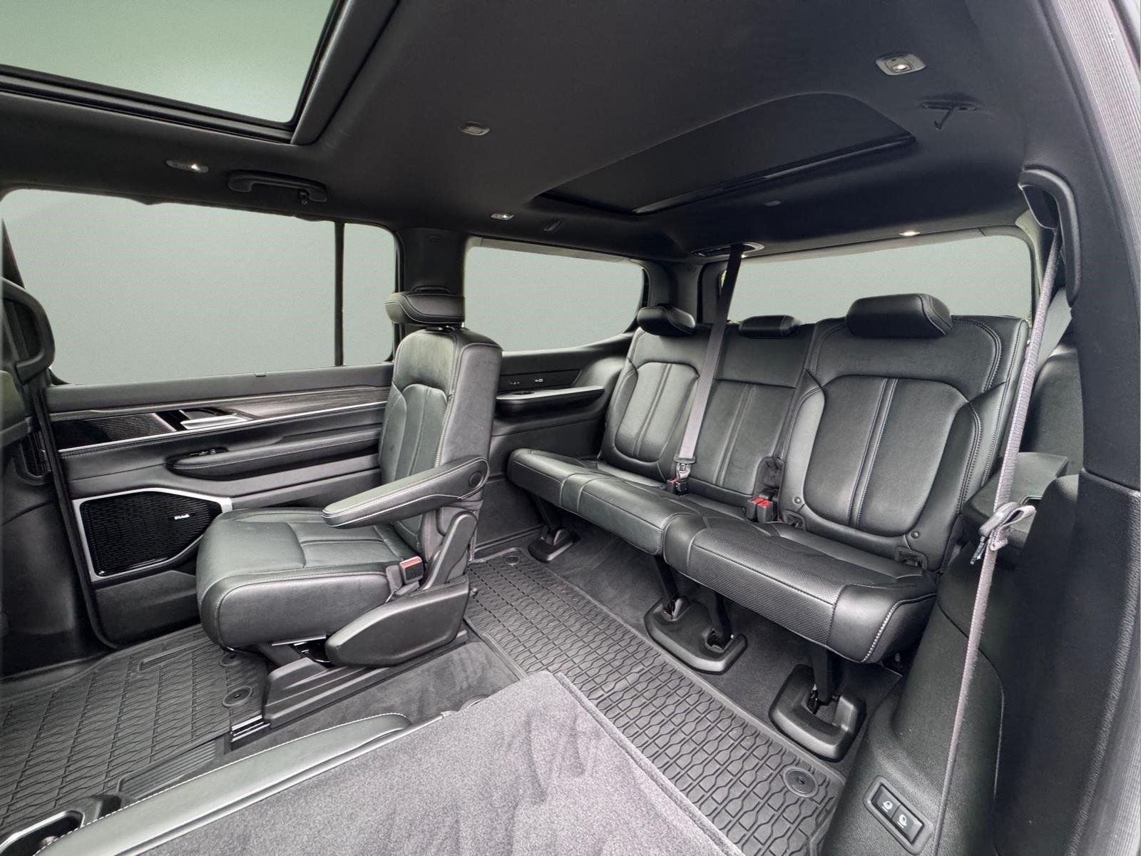 Used 2023 Diamond Black Crystal Pearlcoat Jeep Series III image 16