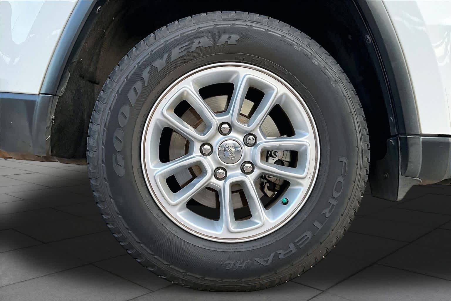 Used 2019 Bright White Clearcoat Jeep Laredo E image 11