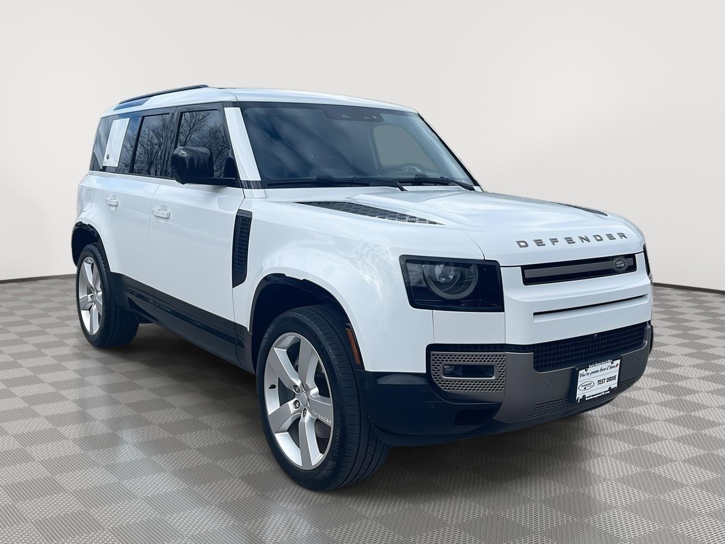 Used 2024 Fuji White Land Rover X-Dynamic SE image 3