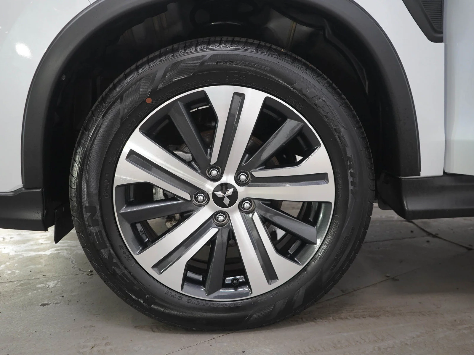 Used 2025 White Mitsubishi S image 28