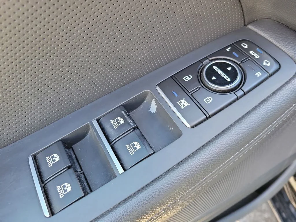Used 2015 Black Hyundai 3.8 image 14