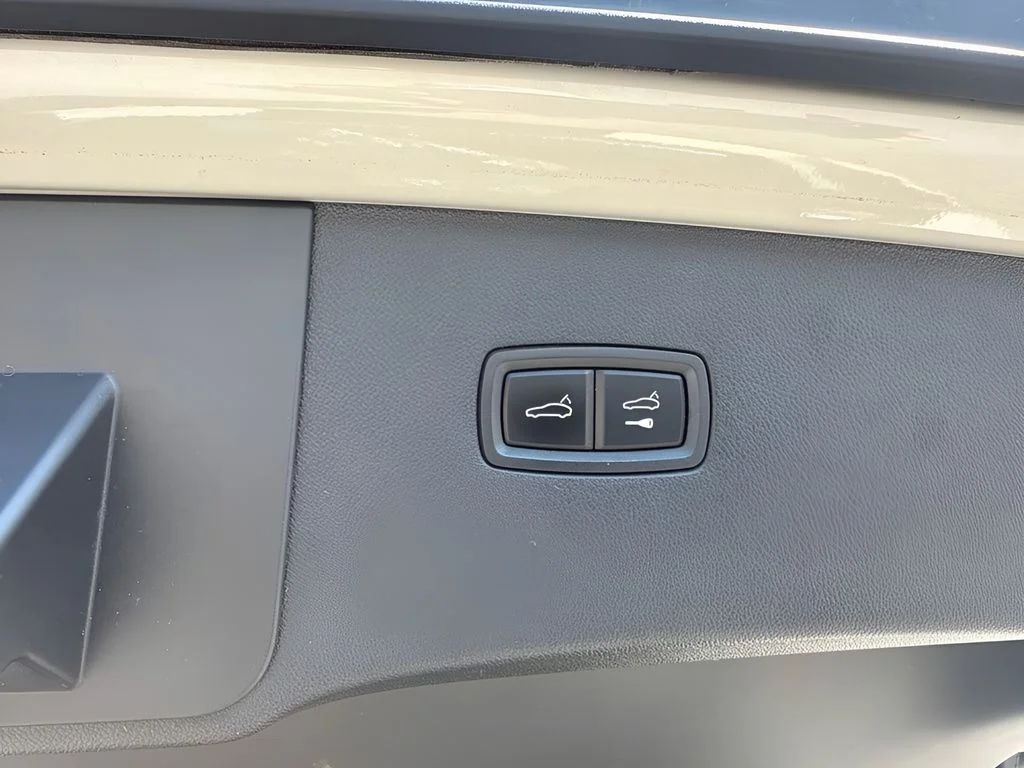 Used 2022  Porsche Base image 31