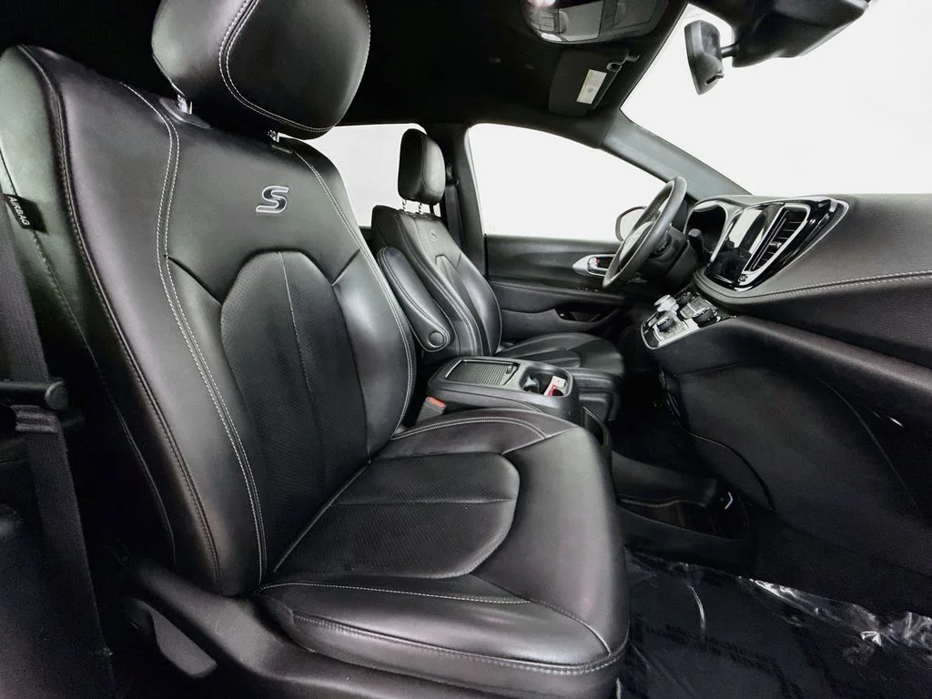 Used 2023 White Chrysler Touring L image 29